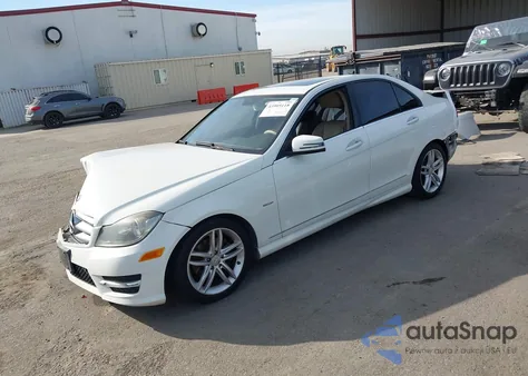 2012 Mercedes-Benz C 250 Sport z USA, uszkodzony, nr VIN WDDGF4HBXCR212565